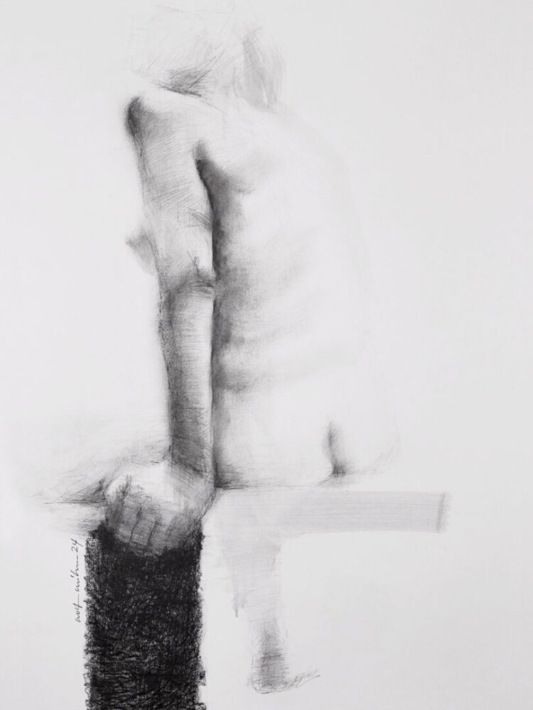 Weiblicher Akt sitzt und blickt über die linke Schulter